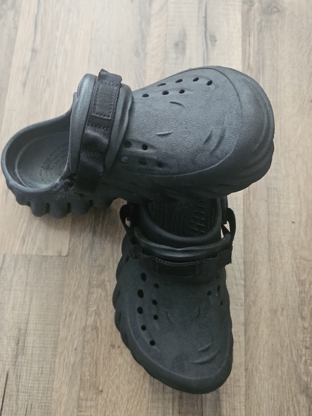 Mens/Womens New Style Crocs Black Slip-On Clog with Adjustable Strap.